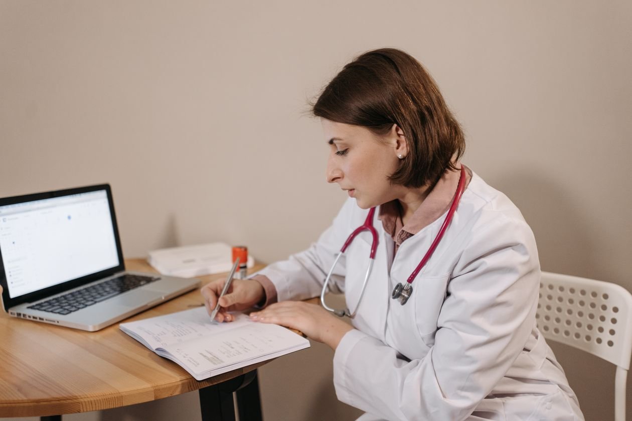 Secretária IA para Clínicas de Pequeno Porte: Vale a Pena para Consultórios com 1 Profissional?