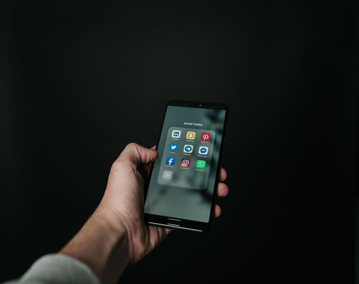 Secretária IA ou App de Agendamento? O que Vale Mais para sua Clínica