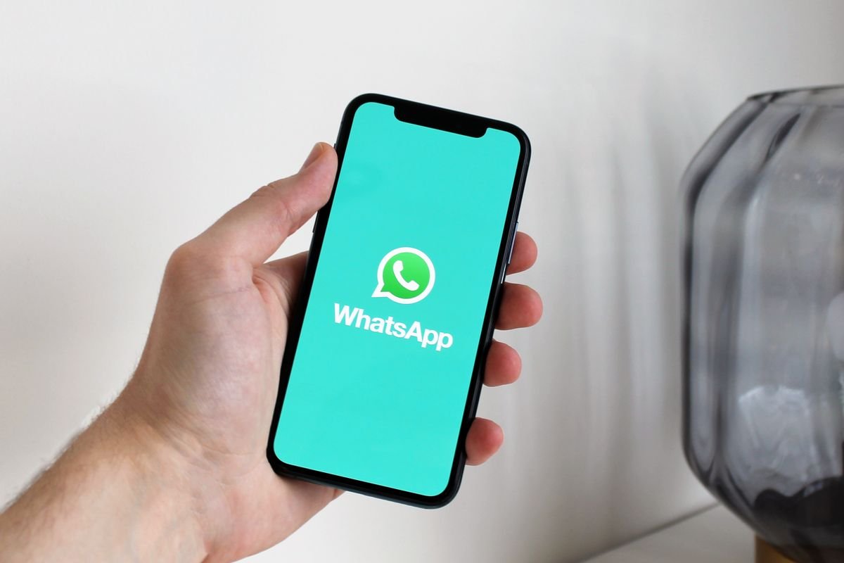 Teleorientação com IA no WhatsApp: Quando a Secretária Inteligente Deve Recomendar uma Consulta