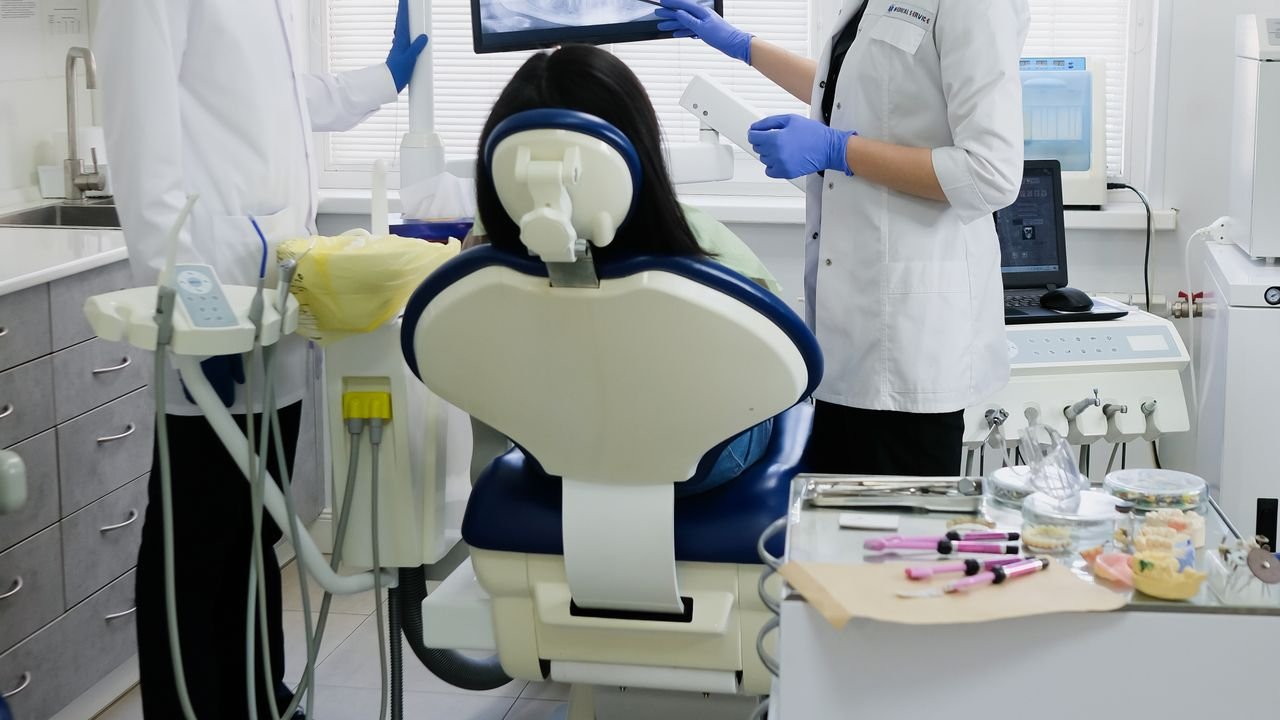 Secretária Virtual para Dentista: Vale a Pena? Custo, ROI e Quando Contratar