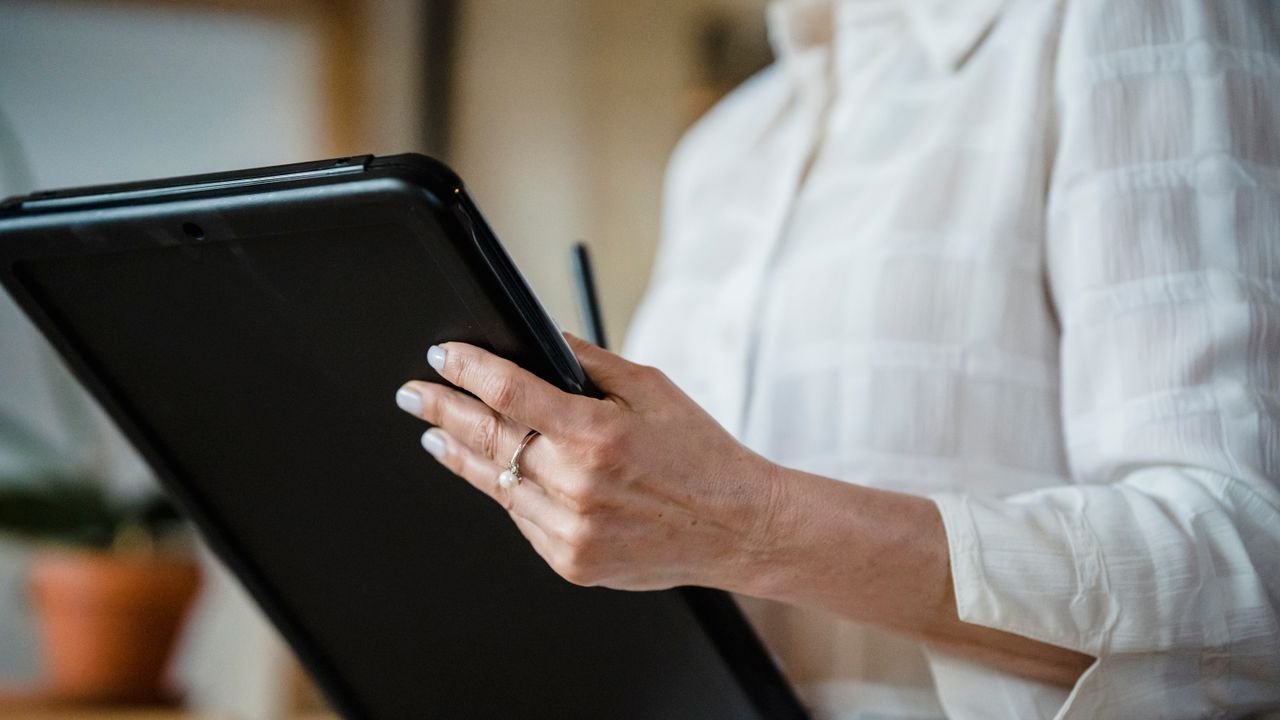 Secretária IA vs Recepcionista Humana: Quem Gasta Menos e Atende Melhor?